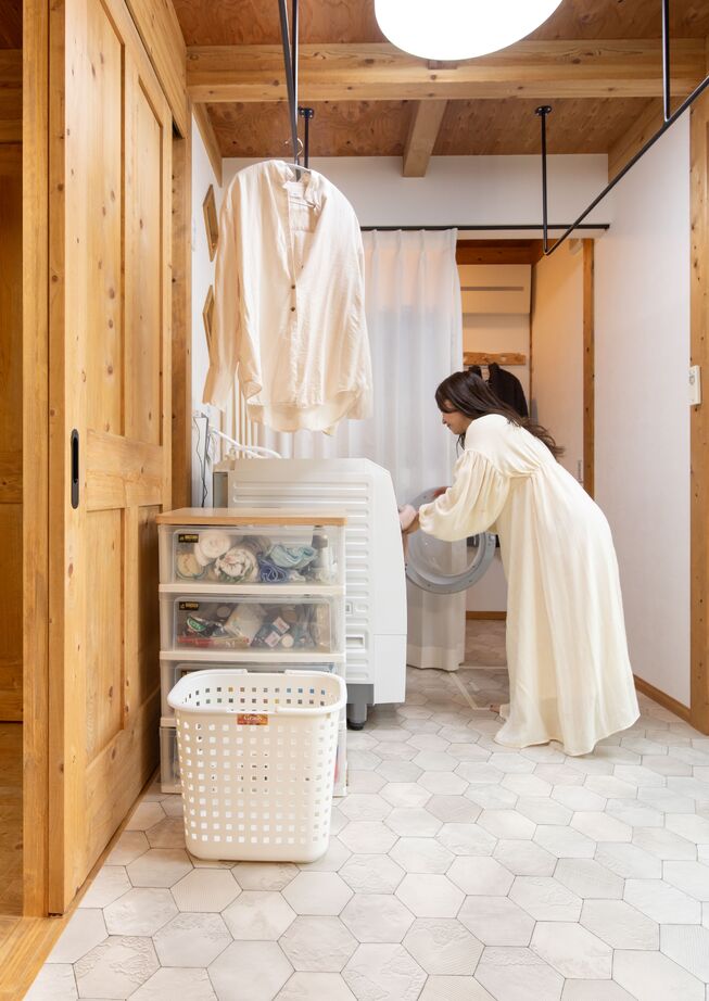 綿半林業 【ロフト/薪ストーブ/北欧風/ひのき】「ヒュッゲ」な暮らしを叶える宝箱のようなロッジ風の家の建築実例画像14