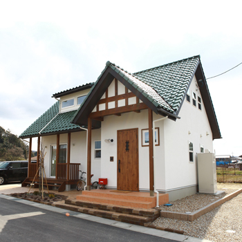 アーキホームライフ ［京都・～2000万円・30坪以下・駐車場有］ウッドデッキ&漆喰と無垢材を使った自然素材の家（間取り有）の建築実例画像2