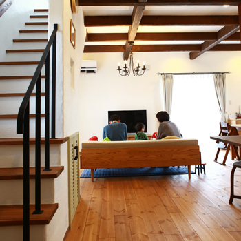 アーキホームライフ ［京都・～2000万円・30坪以下・駐車場有］ウッドデッキ&漆喰と無垢材を使った自然素材の家（間取り有）の建築実例画像3