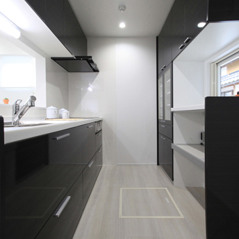 アーキホームライフ ［京都・2000万円台・30坪以下・駐車場有］スキップフロアの広々リビングをローコストで実現（間取り有）の建築実例画像2