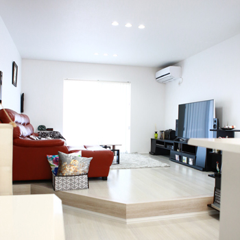 アーキホームライフ ［京都・2000万円台・30坪以下・駐車場有］スキップフロアの広々リビングをローコストで実現（間取り有）の建築実例画像3