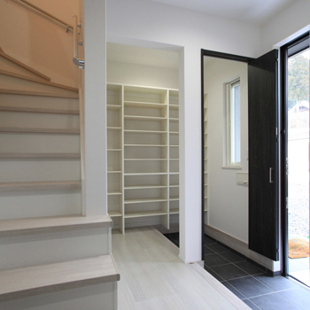 アーキホームライフ ［京都・2000万円台・30坪以下・駐車場有］スキップフロアの広々リビングをローコストで実現（間取り有）の建築実例画像4