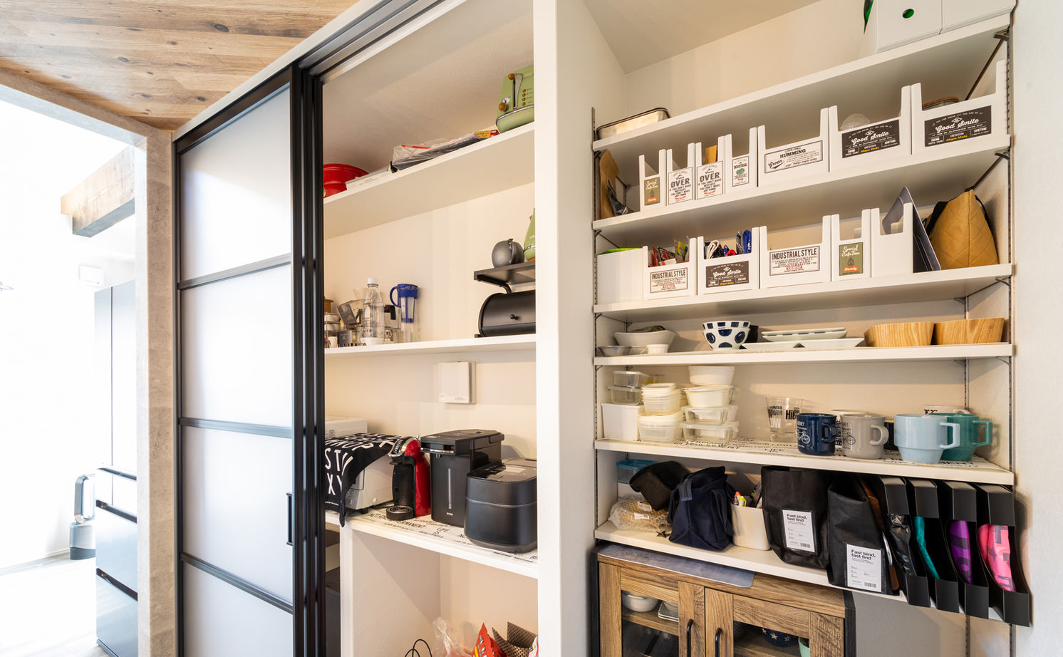 アーキホームライフ ［1000万円台で平屋を建てる・30坪以下・駐車場有］DIY大好きな夫婦が建てた中二階のある平屋（間取り有）の建築実例画像8