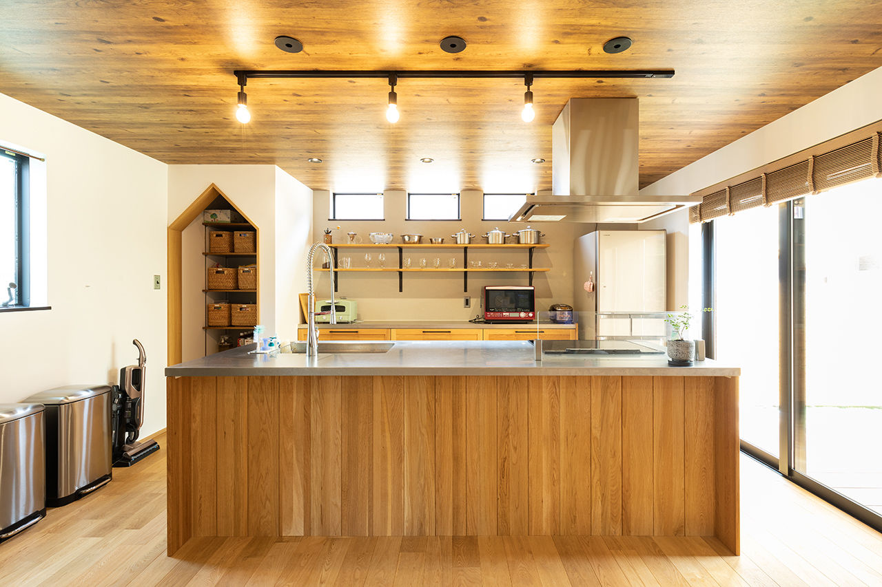 アーキホームライフ ［京都・1000万円台］ネイビーブルーの外壁とアルダーの無垢材がおしゃれなナチュラルな家（間取り有）の建築実例画像2