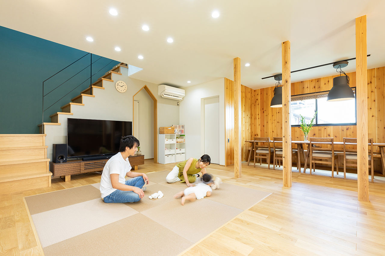 アーキホームライフ ［京都・1000万円台］ネイビーブルーの外壁とアルダーの無垢材がおしゃれなナチュラルな家（間取り有）の建築実例画像3