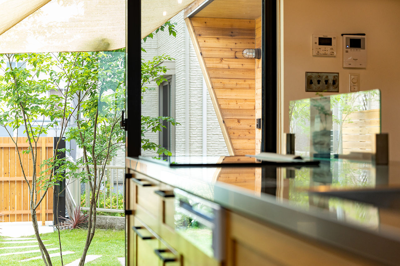 アーキホームライフ ［京都・1000万円台］ネイビーブルーの外壁とアルダーの無垢材がおしゃれなナチュラルな家（間取り有）の建築実例画像6