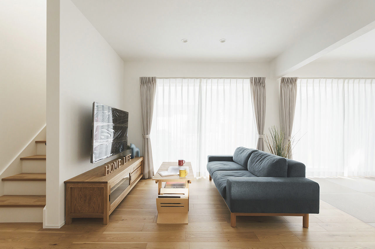 アーキホームライフ 【京都・2000万円台・車庫付き】金属サイディング×木目のスタイリッシュなガレージハウス（間取り有）の建築実例画像2