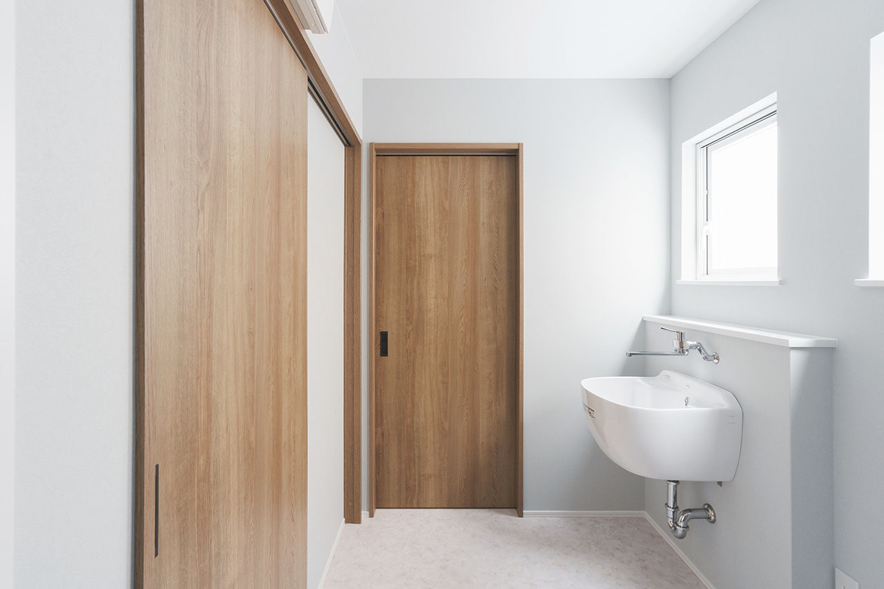 アーキホームライフ 【京都・2000万円台・車庫付き】金属サイディング×木目のスタイリッシュなガレージハウス（間取り有）の建築実例画像7