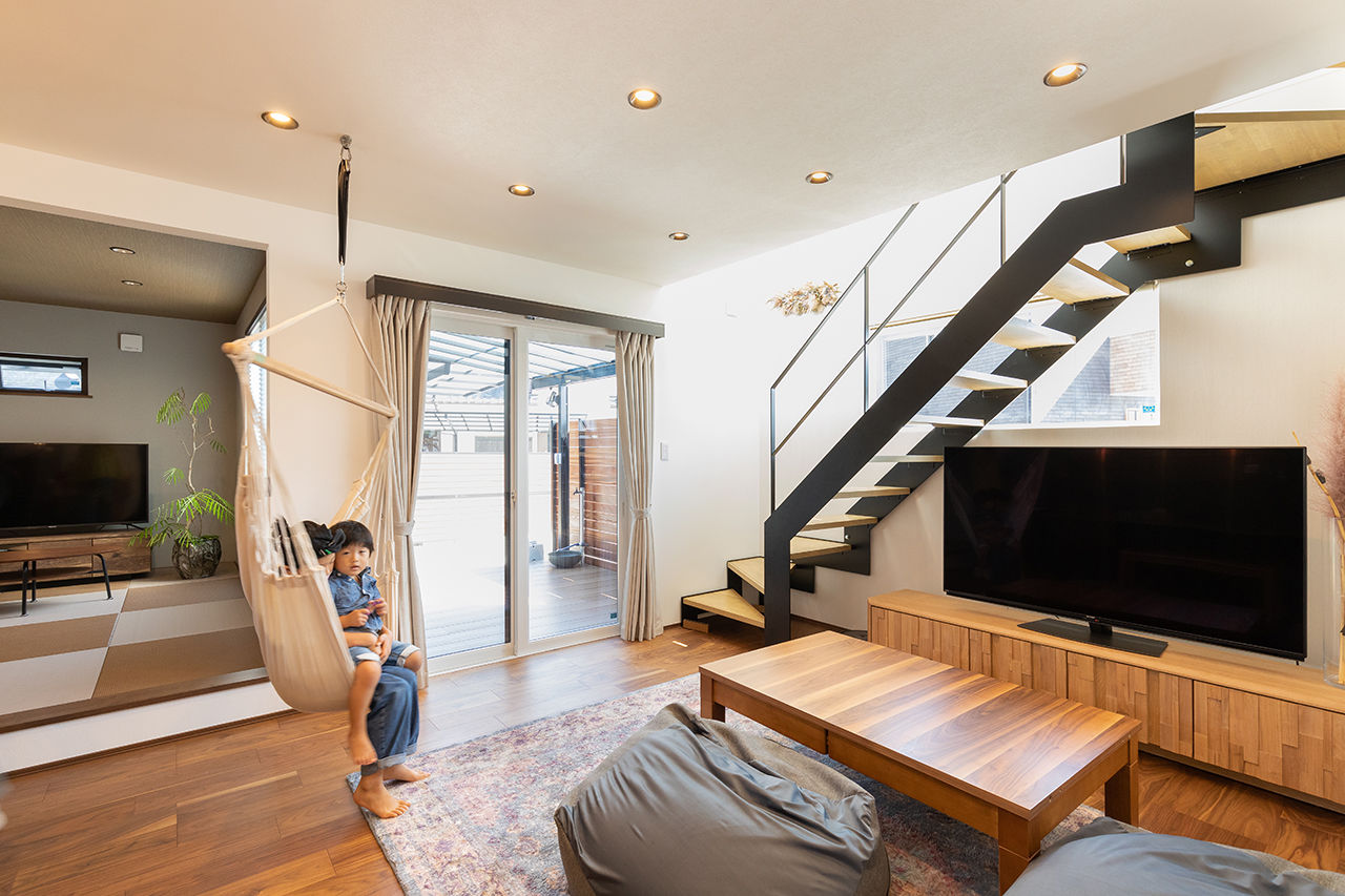 アーキホームライフ 【2000万円台のおしゃれな家/子育て/間取り有】金属サイディングに片流れ屋根、鉄骨階段でスタイリッシュにの建築実例画像2