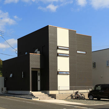 アーキホームライフ ［2000万円台・駐車場有］2000万円台で無垢材を使ったモノトーンのオシャレな実例（間取り有）の建築実例画像1