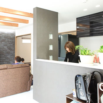 アーキホームライフ ［2000万円台・駐車場有］2000万円台で無垢材を使ったモノトーンのオシャレな実例（間取り有）の建築実例画像2