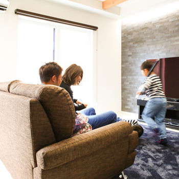 アーキホームライフ ［2000万円台・駐車場有］2000万円台で無垢材を使ったモノトーンのオシャレな実例（間取り有）の建築実例画像3