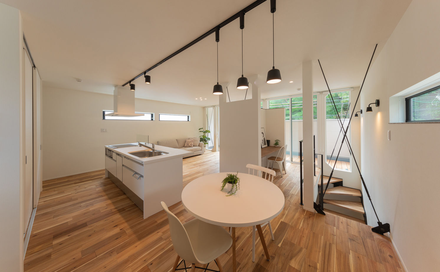 アーキホームライフ 【大阪・～2000万円・おしゃれな家】全方位に窓を配置した、光と風が通り抜ける２階リビングの家の建築実例画像3