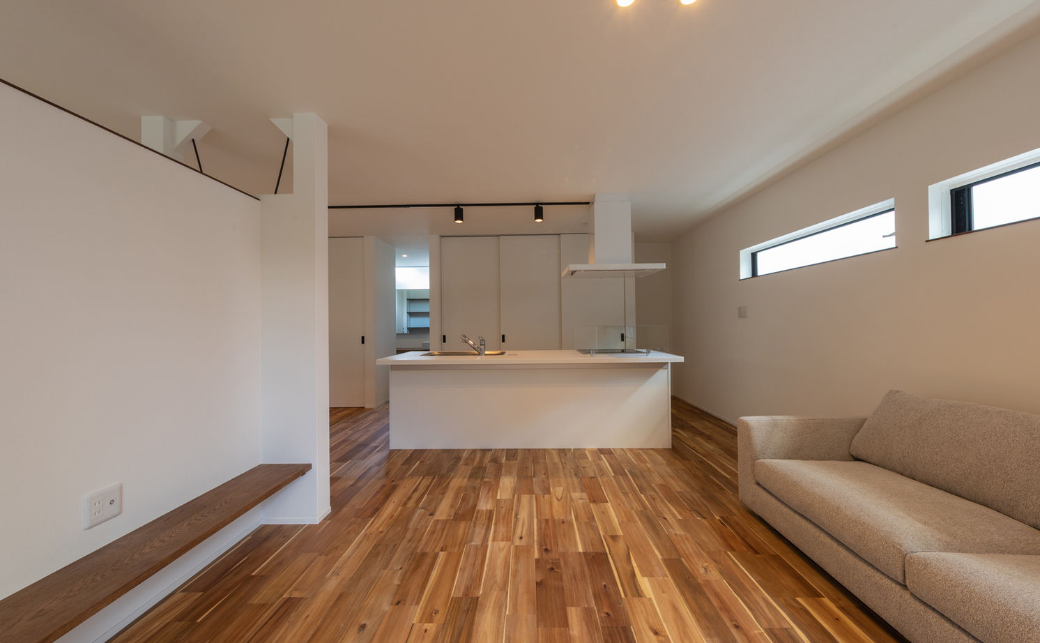 アーキホームライフ 【大阪・～2000万円・おしゃれな家】全方位に窓を配置した、光と風が通り抜ける２階リビングの家の建築実例画像6