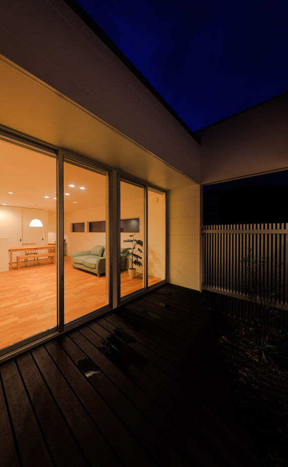 アーキホームライフ 【大阪・～2000万円・おしゃれな家】カーテンのいらない暮らしを叶えた白いハコの平屋の家の建築実例画像3