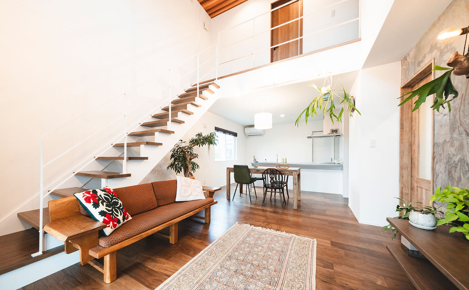 アーキホームライフ 【2000万円台・吹き抜け・家事ラク】憧れの西海岸スタイル。デザインと性能、暮らしやすさすべてに満足な家の建築実例画像2