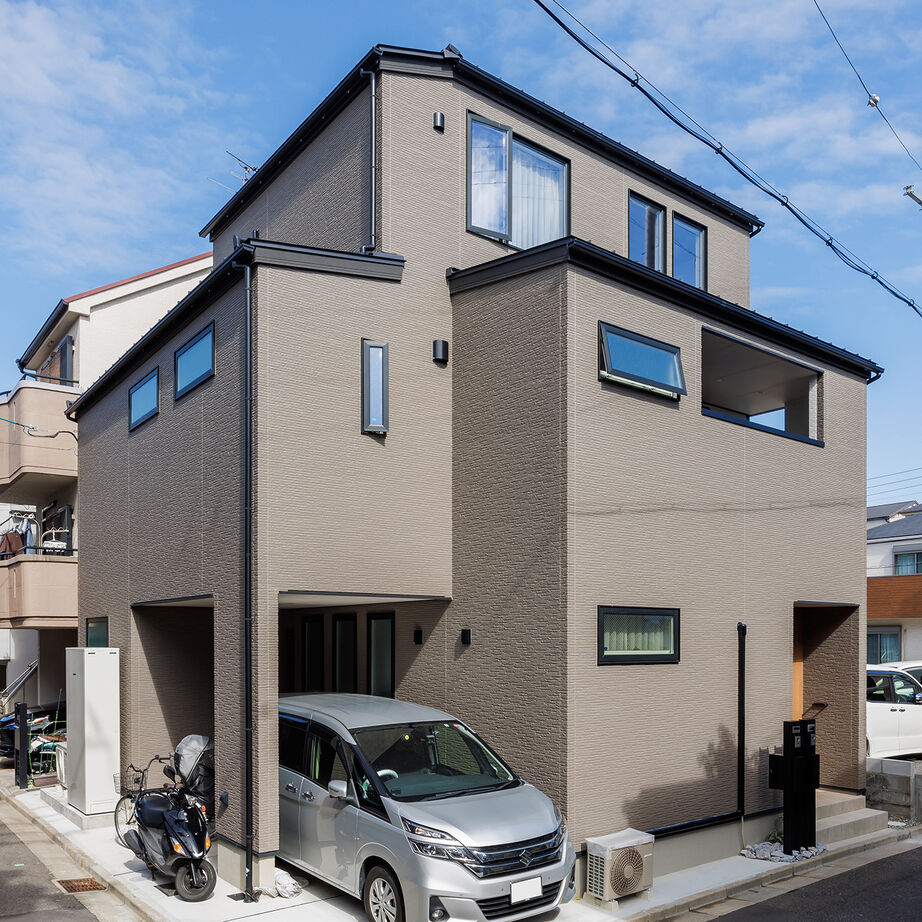 アーキホームライフ 【2世帯/3階建て/2000万円台】「開放感」がテーマ。吹き抜けやガラスのハイドア、インナーバルコニーが魅力の建築実例画像2