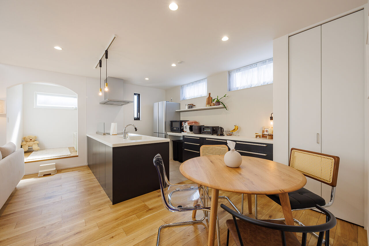 アーキホームライフ 【2世帯/3階建て/2000万円台】「開放感」がテーマ。吹き抜けやガラスのハイドア、インナーバルコニーが魅力の建築実例画像3