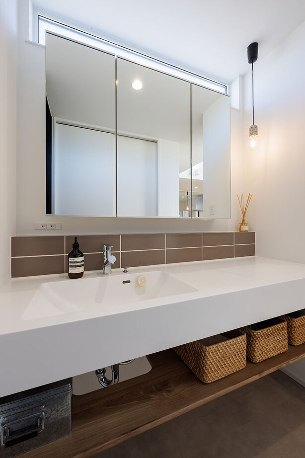 アーキホームライフ 【2世帯/3階建て/2000万円台】「開放感」がテーマ。吹き抜けやガラスのハイドア、インナーバルコニーが魅力の建築実例画像7