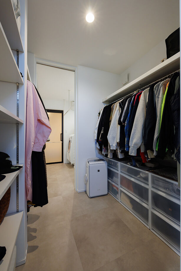 アーキホームライフ 【2世帯/3階建て/2000万円台】「開放感」がテーマ。吹き抜けやガラスのハイドア、インナーバルコニーが魅力の建築実例画像8