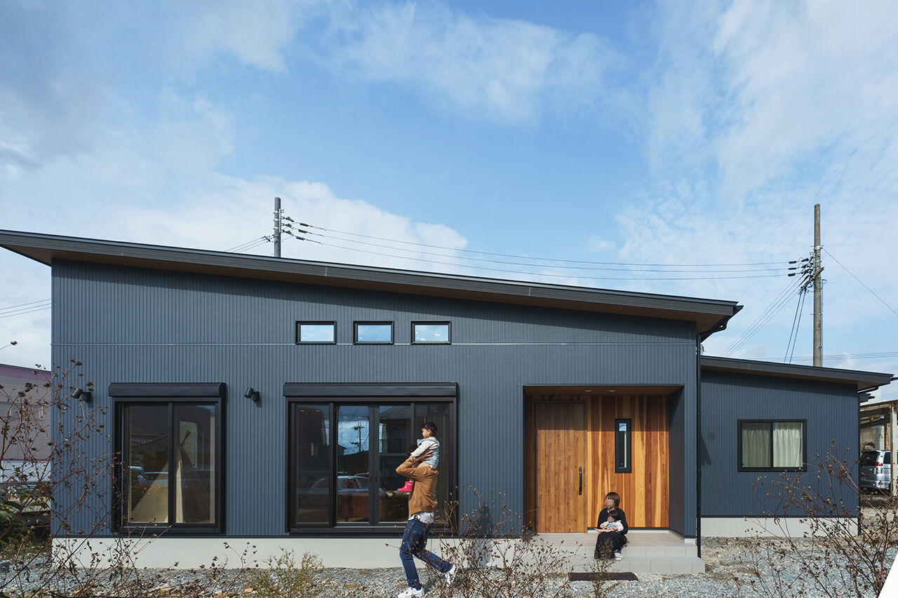 アーキホームライフ 【兵庫県・スタイリッシュな家・平屋】シンプルデザインが心地好い寛ぎの家（間取り有）の建築実例画像2