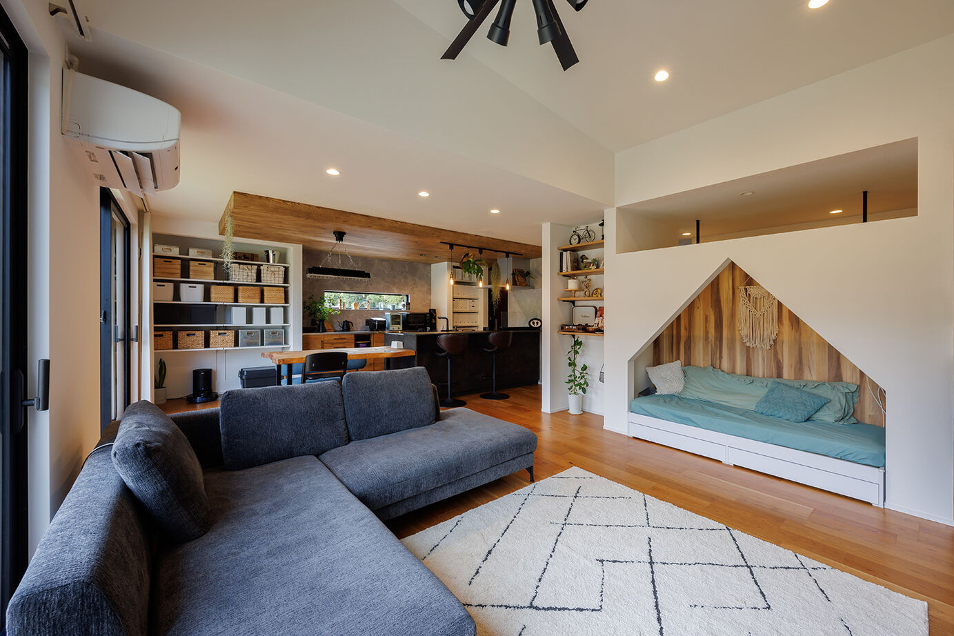 アーキホームライフ 【平屋・家事ラク・回遊動線】秘密基地のような「ヌック」が楽しい広々LDK。子育て家族のおしゃれな家の建築実例画像3