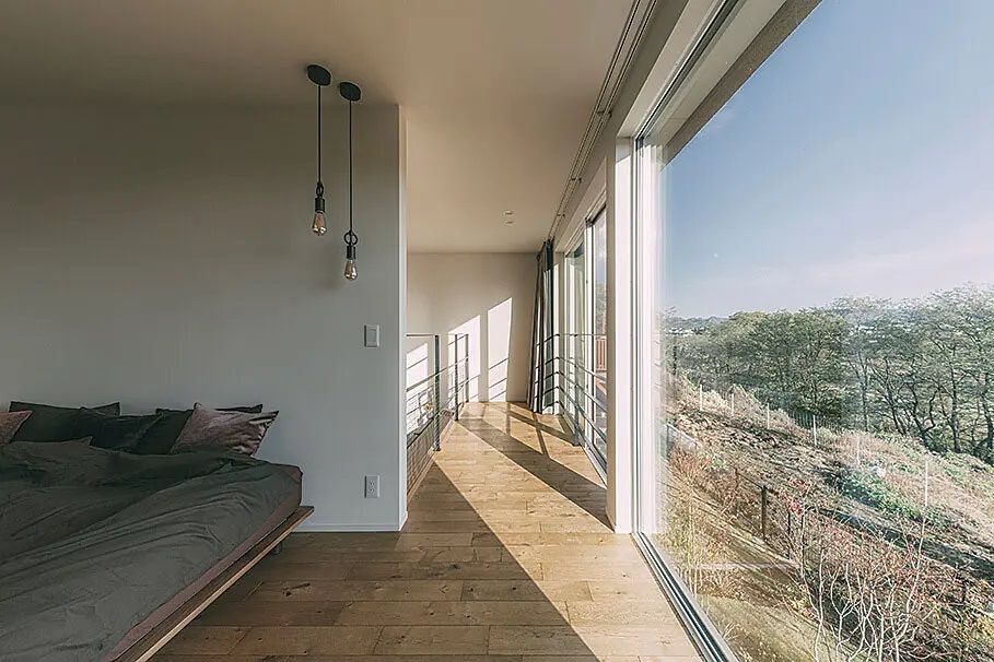 サンプロ 【ウッドデッキ・吹き抜け・建築士設計】眺望を存分に活かしたすべてが美しくいとおしい家の建築実例画像2