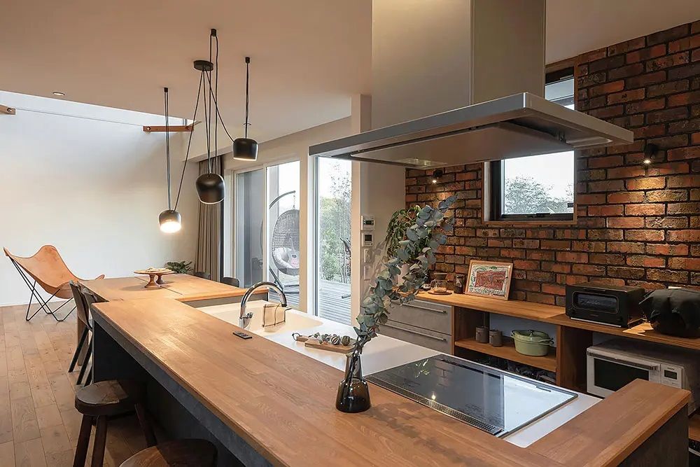 サンプロ 【ウッドデッキ・吹き抜け・建築士設計】眺望を存分に活かしたすべてが美しくいとおしい家の建築実例画像3