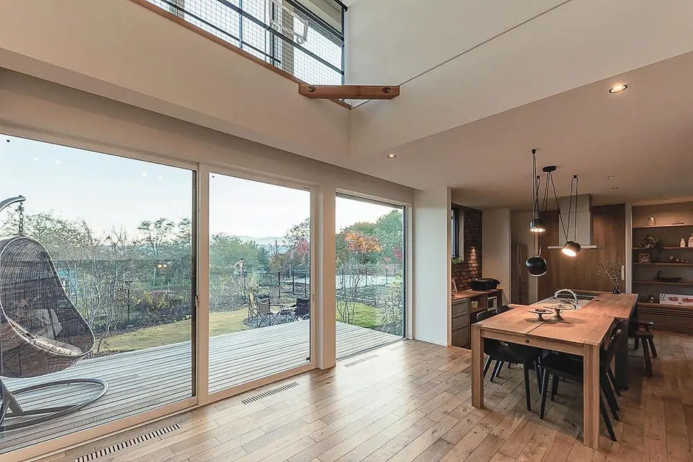 サンプロ 【ウッドデッキ・吹き抜け・建築士設計】眺望を存分に活かしたすべてが美しくいとおしい家の建築実例画像6