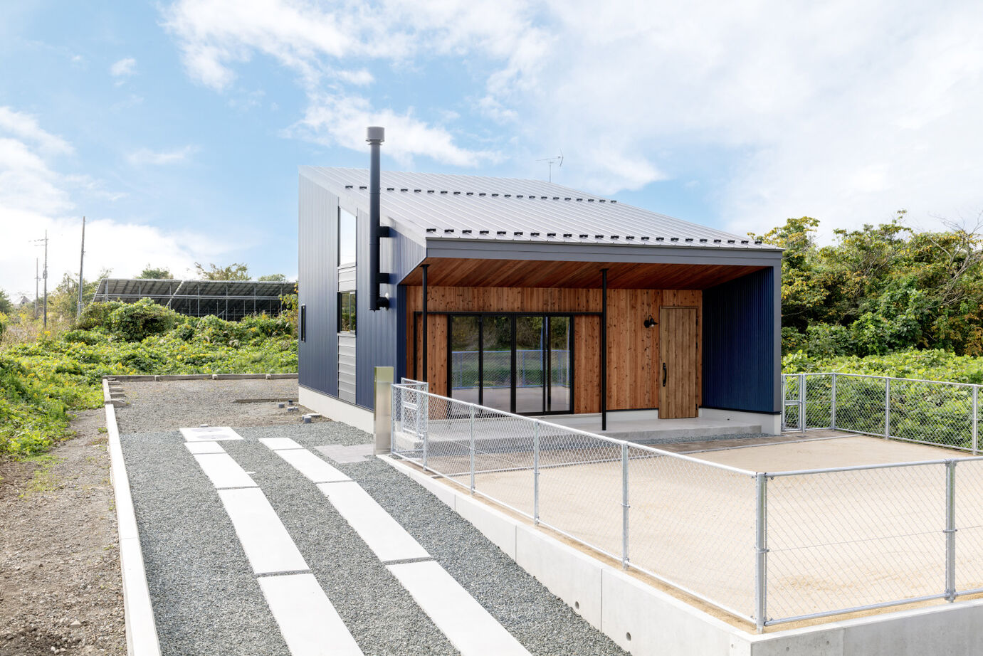 SAWAMURA建築設計 【高島市】ラフな仕上げで無骨な雰囲気に。遊び心が詰まったアウトドアスタイルの住まいの建築実例画像