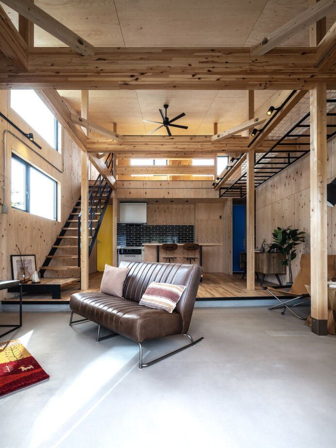 SAWAMURA建築設計 【高島市】ラフな仕上げで無骨な雰囲気に。遊び心が詰まったアウトドアスタイルの住まいの建築実例画像2