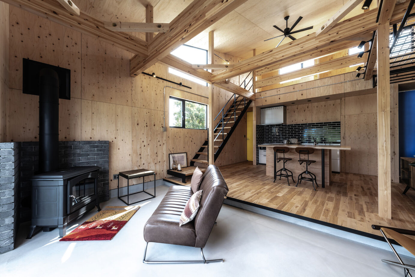 SAWAMURA建築設計 【高島市】ラフな仕上げで無骨な雰囲気に。遊び心が詰まったアウトドアスタイルの住まいの建築実例画像3