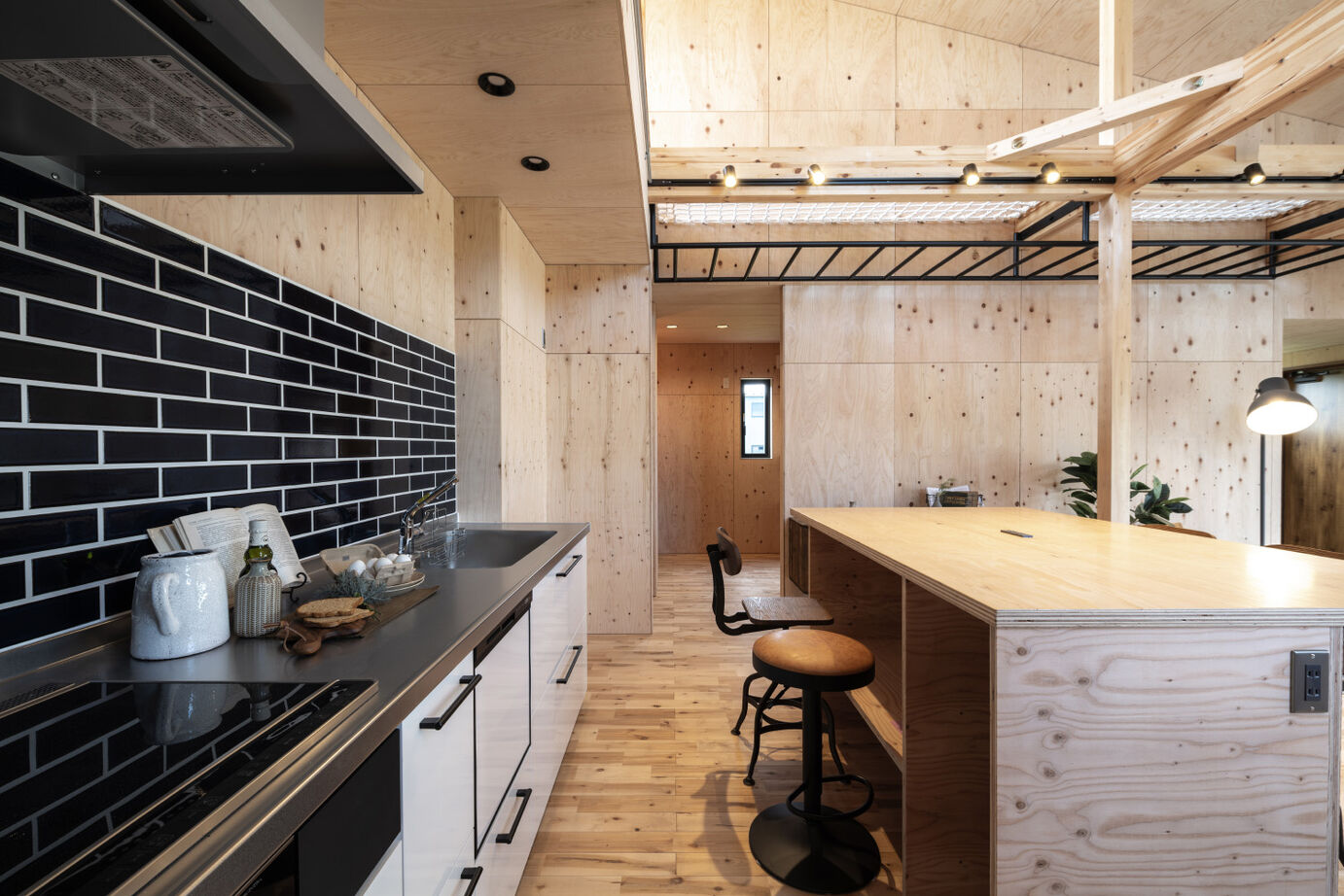 SAWAMURA建築設計 【高島市】ラフな仕上げで無骨な雰囲気に。遊び心が詰まったアウトドアスタイルの住まいの建築実例画像5