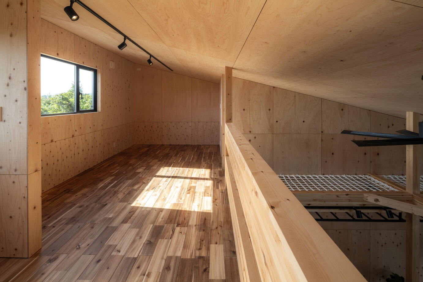 SAWAMURA建築設計 【高島市】ラフな仕上げで無骨な雰囲気に。遊び心が詰まったアウトドアスタイルの住まいの建築実例画像8