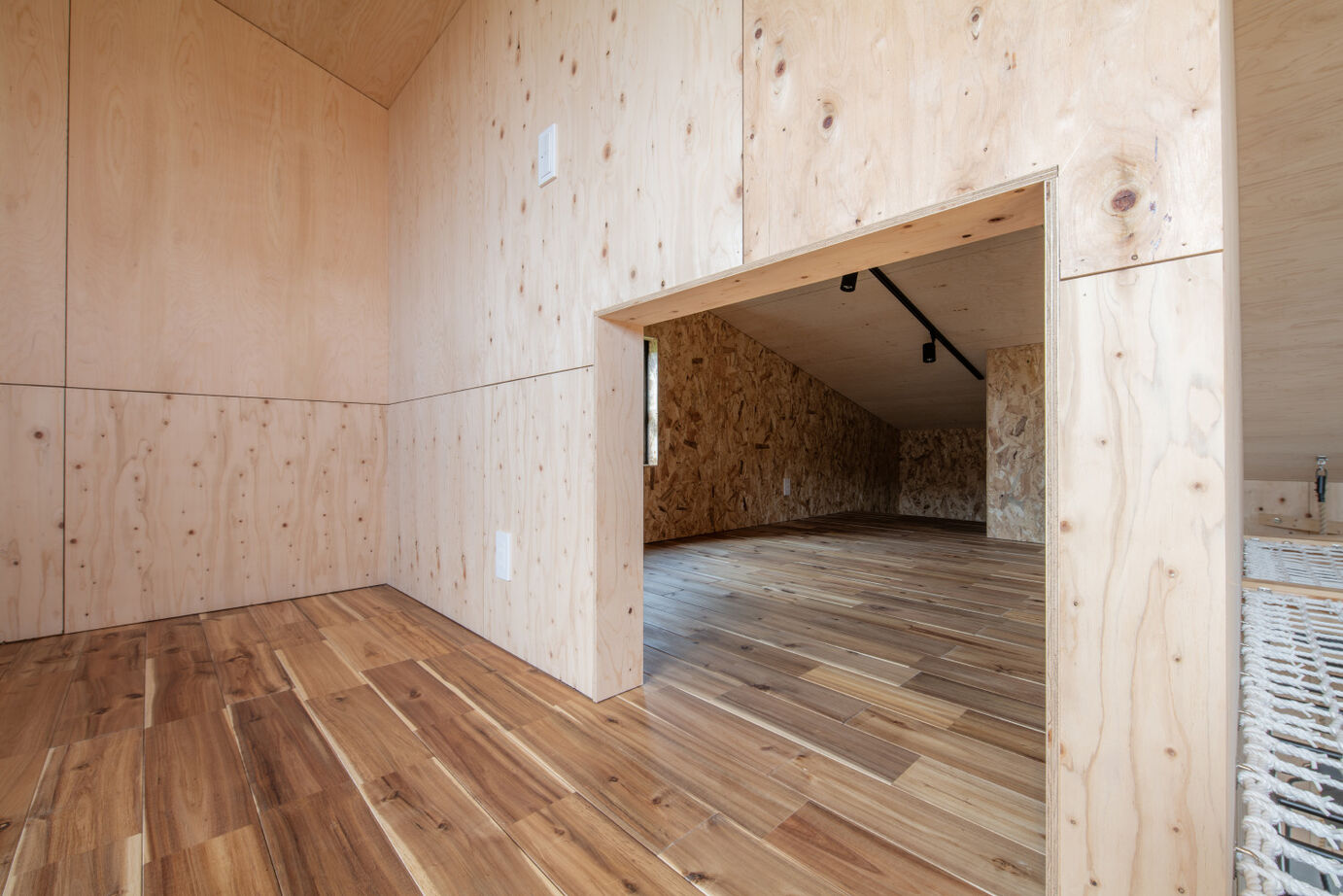 SAWAMURA建築設計 【高島市】ラフな仕上げで無骨な雰囲気に。遊び心が詰まったアウトドアスタイルの住まいの建築実例画像9