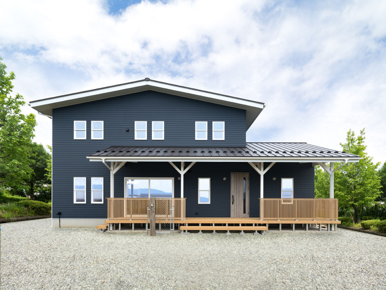 SAWAMURA建築設計 【高島市】ウッドデッキのカバードポーチがまさに西海岸の雰囲気。光に包まれたカリフォルニアスタイルの家の建築実例画像