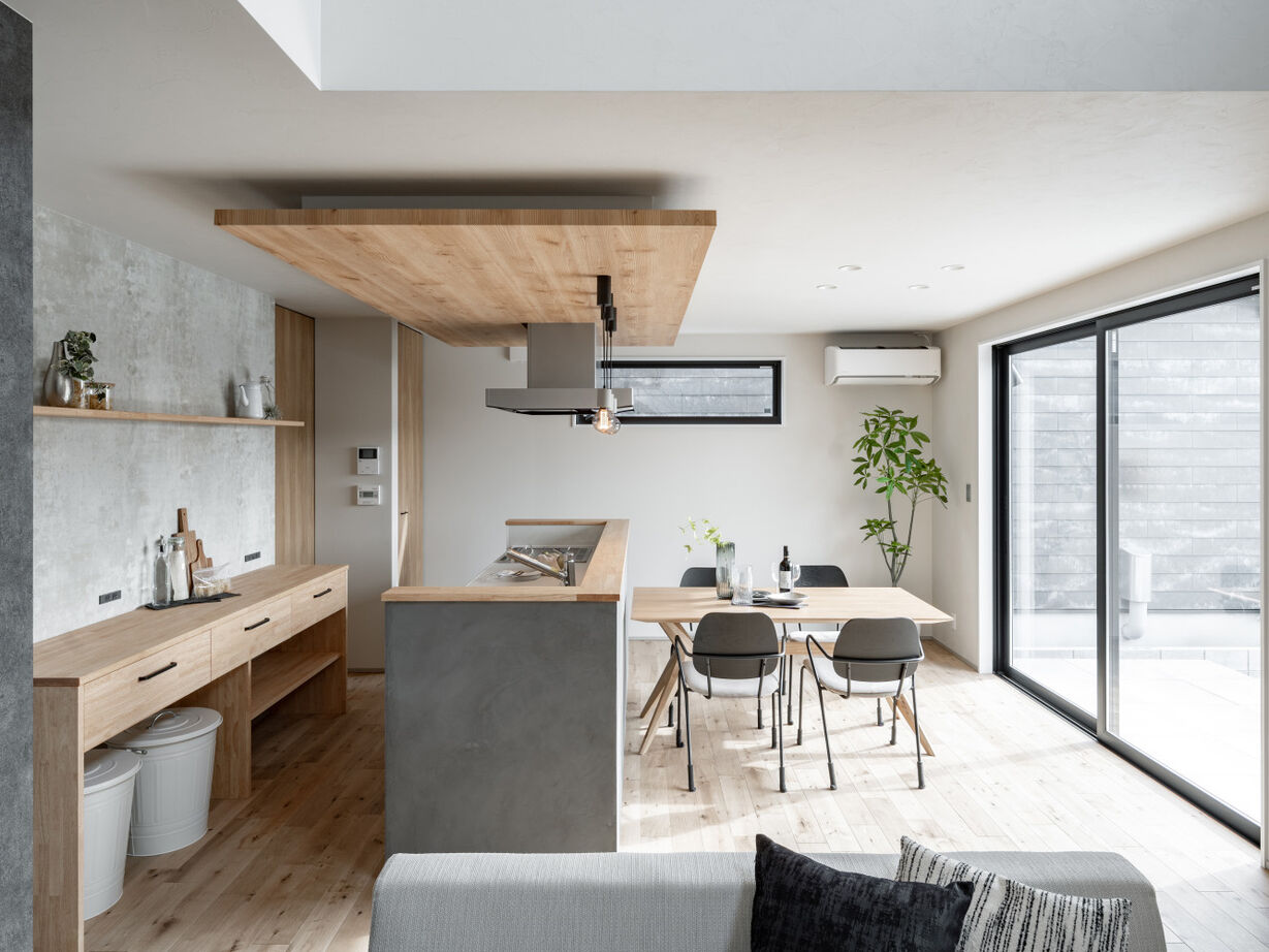 SAWAMURA建築設計 【高島市】大きな吹き抜けやアイランドキッチンが開放的。自然素材×モノトーンの大人ナチュラルな家の建築実例画像2