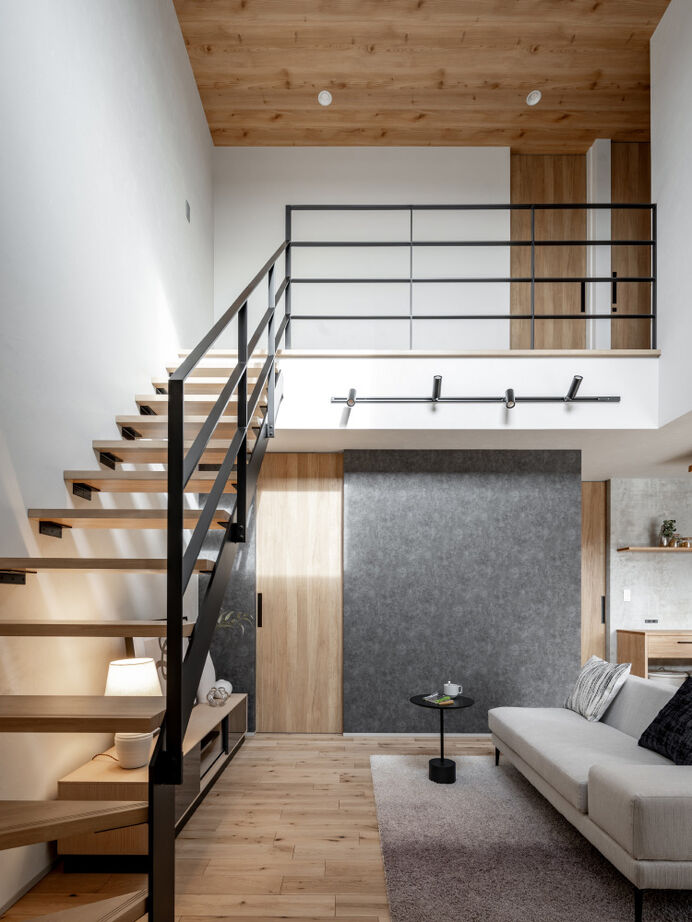 SAWAMURA建築設計 【高島市】大きな吹き抜けやアイランドキッチンが開放的。自然素材×モノトーンの大人ナチュラルな家の建築実例画像3