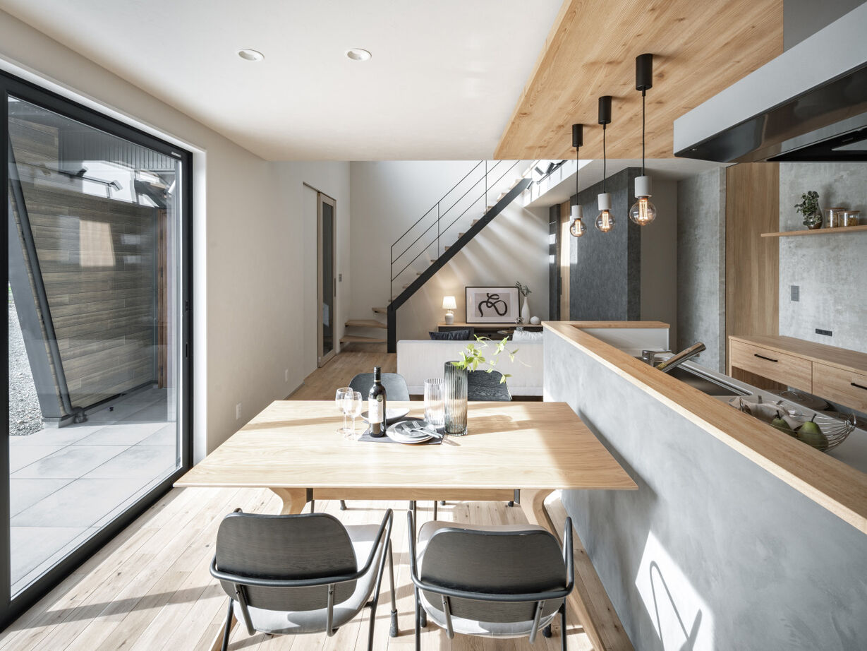 SAWAMURA建築設計 【高島市】大きな吹き抜けやアイランドキッチンが開放的。自然素材×モノトーンの大人ナチュラルな家の建築実例画像4