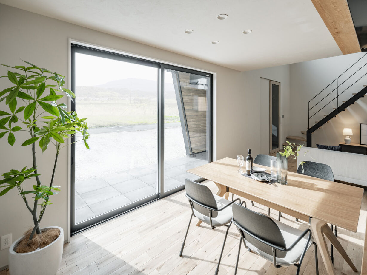 SAWAMURA建築設計 【高島市】大きな吹き抜けやアイランドキッチンが開放的。自然素材×モノトーンの大人ナチュラルな家の建築実例画像5