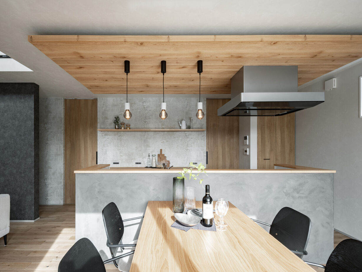 SAWAMURA建築設計 【高島市】大きな吹き抜けやアイランドキッチンが開放的。自然素材×モノトーンの大人ナチュラルな家の建築実例画像6