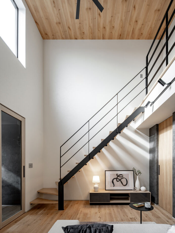 SAWAMURA建築設計 【高島市】大きな吹き抜けやアイランドキッチンが開放的。自然素材×モノトーンの大人ナチュラルな家の建築実例画像7