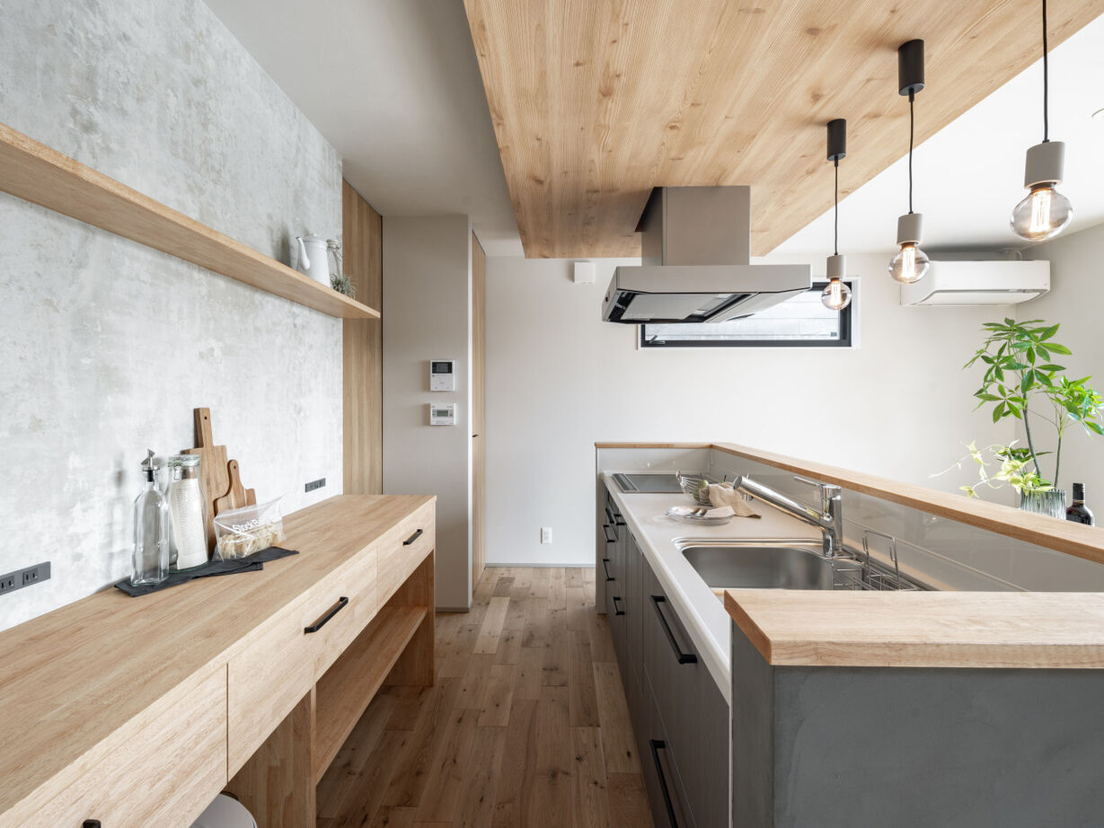 SAWAMURA建築設計 【高島市】大きな吹き抜けやアイランドキッチンが開放的。自然素材×モノトーンの大人ナチュラルな家の建築実例画像8