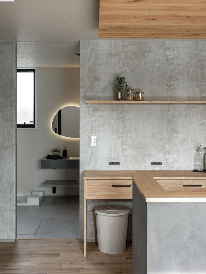 SAWAMURA建築設計 【高島市】大きな吹き抜けやアイランドキッチンが開放的。自然素材×モノトーンの大人ナチュラルな家の建築実例画像9