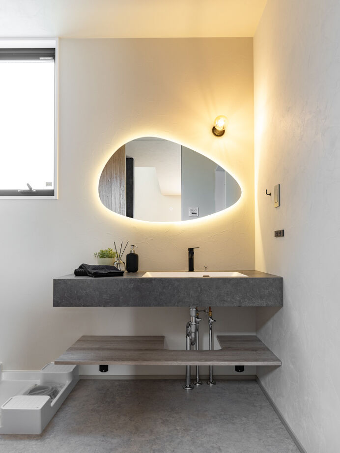 SAWAMURA建築設計 【高島市】大きな吹き抜けやアイランドキッチンが開放的。自然素材×モノトーンの大人ナチュラルな家の建築実例画像10