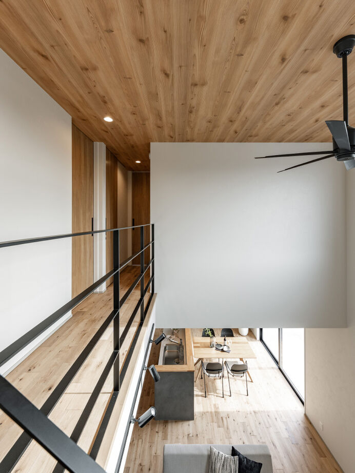 SAWAMURA建築設計 【高島市】大きな吹き抜けやアイランドキッチンが開放的。自然素材×モノトーンの大人ナチュラルな家の建築実例画像12