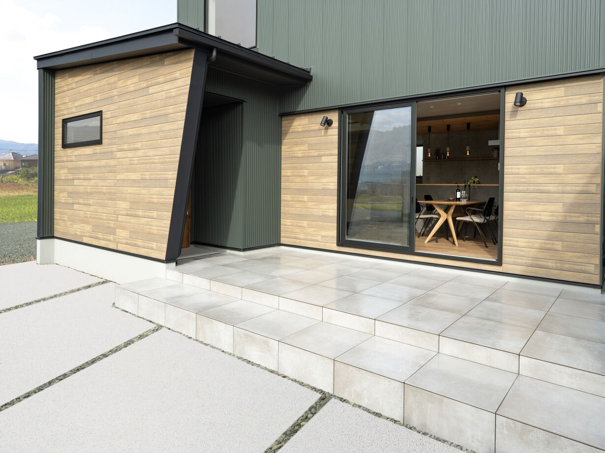 SAWAMURA建築設計 【高島市】大きな吹き抜けやアイランドキッチンが開放的。自然素材×モノトーンの大人ナチュラルな家の建築実例画像15