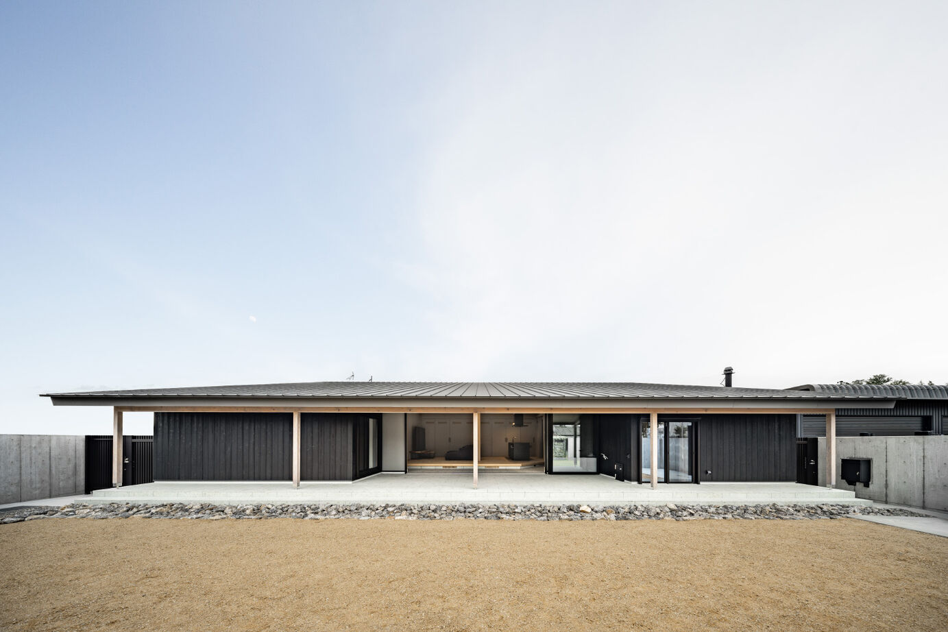 SAWAMURA建築設計 【湖南市／平屋】幅約6mの大開口が内と外の一体感を演出。緩やかに傾斜する一枚屋根が美しい平屋の住まいの建築実例画像