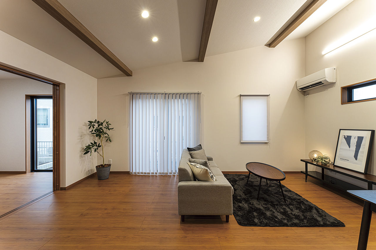 横尾材木店 【1300万円台】夫婦2人暮らしにちょうどいい平屋 2LDK／勾配天井／バリアフリー／LDK18帖＋居室6帖の大空間の建築実例画像2