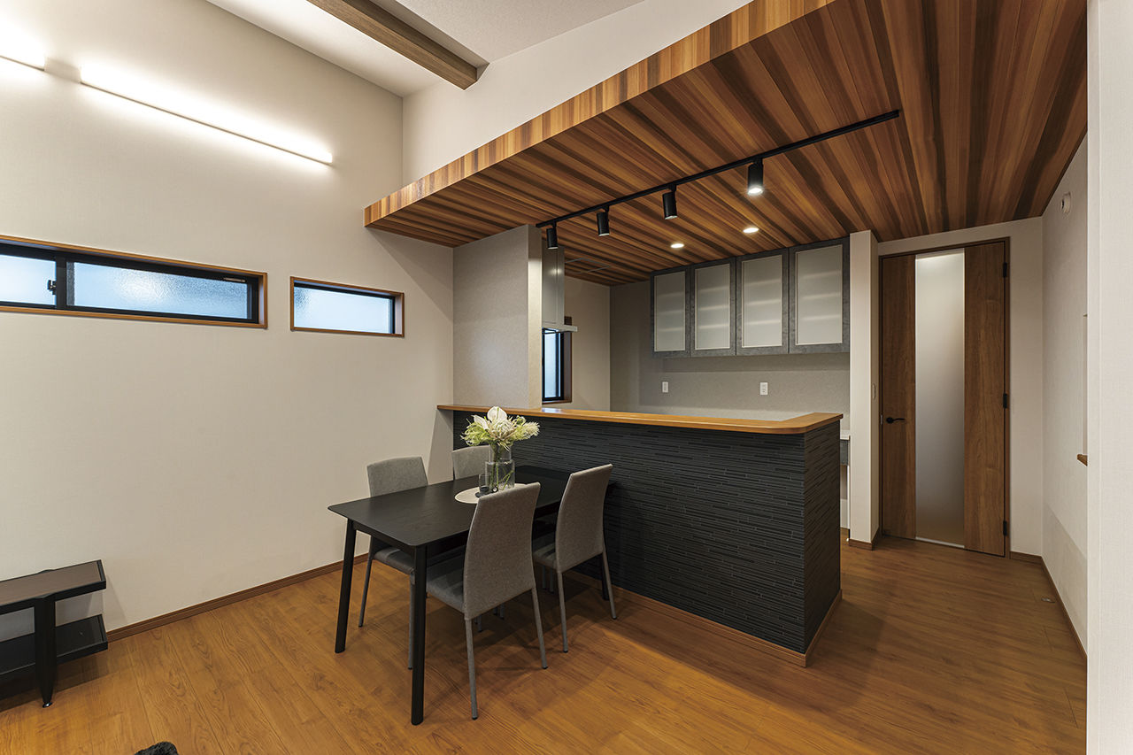 横尾材木店 【1300万円台】夫婦2人暮らしにちょうどいい平屋 2LDK／勾配天井／バリアフリー／LDK18帖＋居室6帖の大空間の建築実例画像4